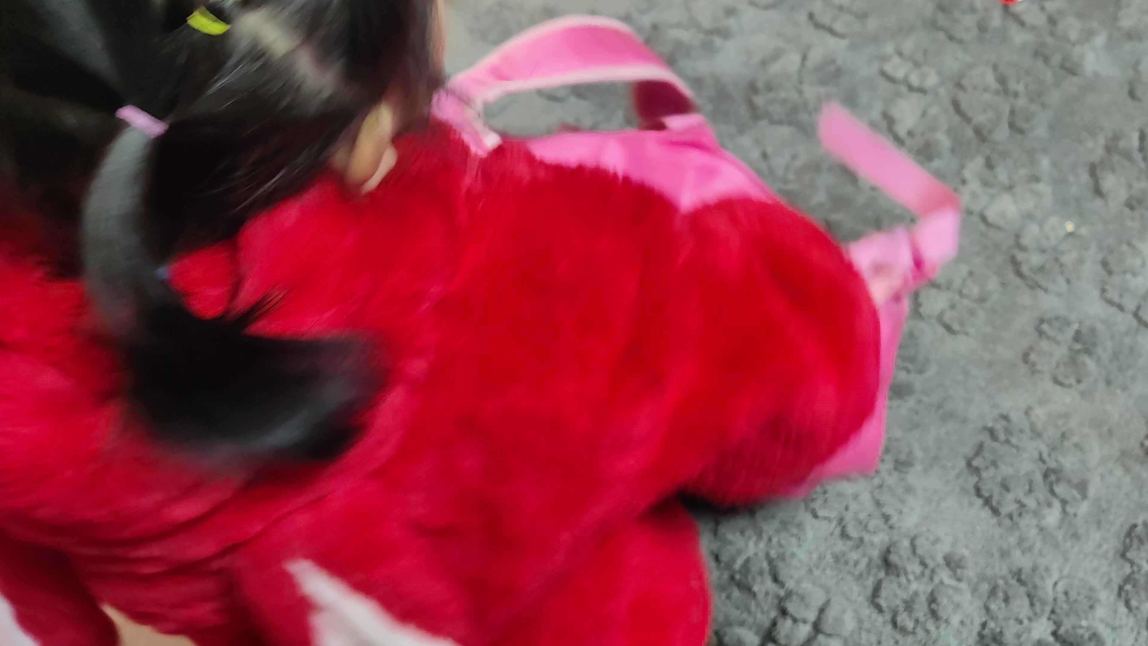 中B班徐子伊背书包