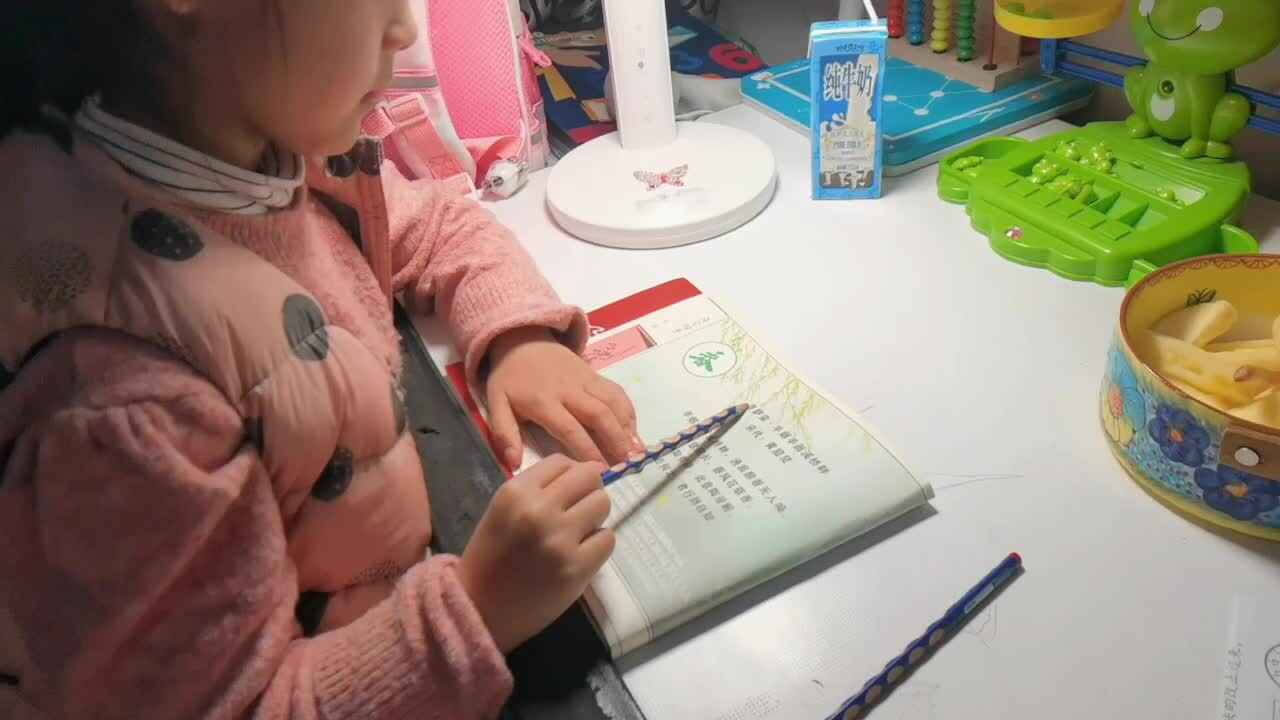 ⁣2.29屠钰婷指读古诗《菩萨蛮》古诗书第一页.mp4