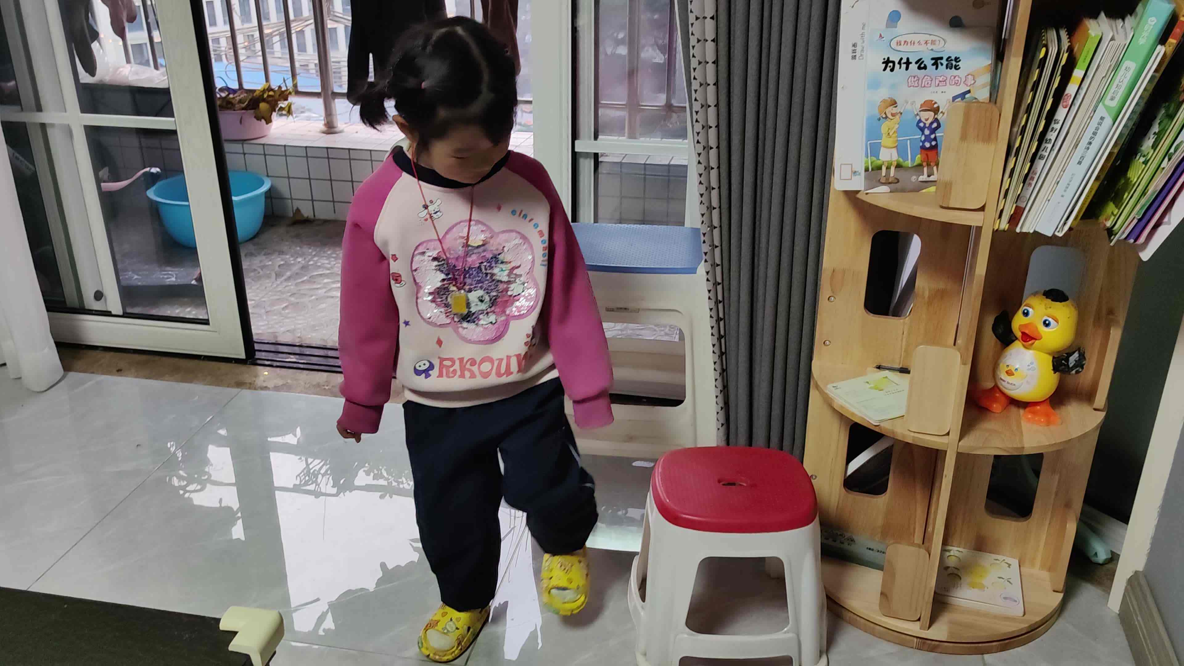 中B班徐子伊练习站姿  坐姿