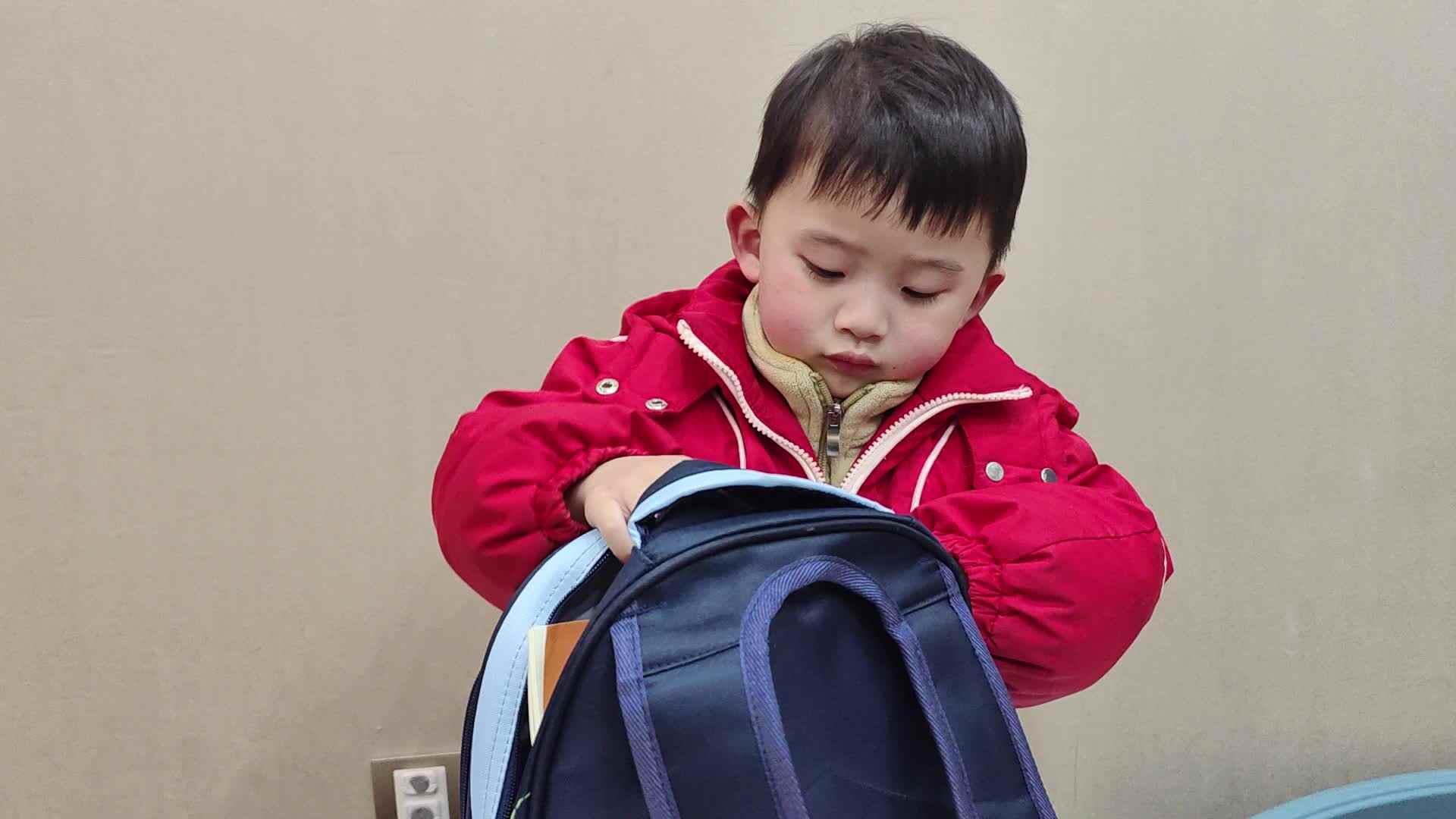 2024.2.27小A班李楷延——生活教育练习背书包vid.mp4