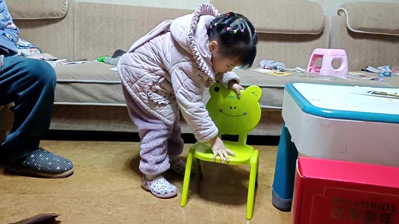 20240221中A于陈昱《端椅子》.mp4