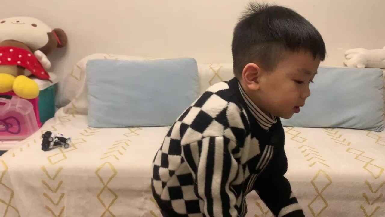 中B班杨育寒练习背书包