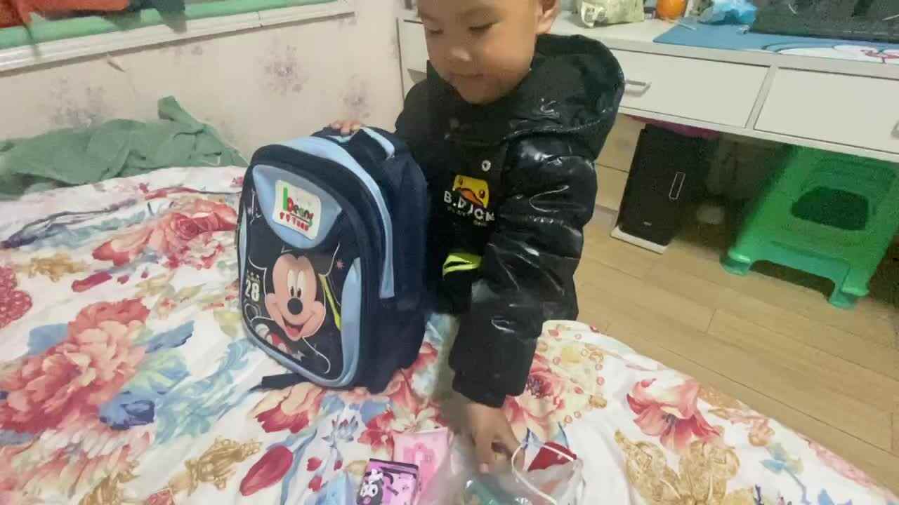 中B班吕子垚整理书包、练习背书包20240223