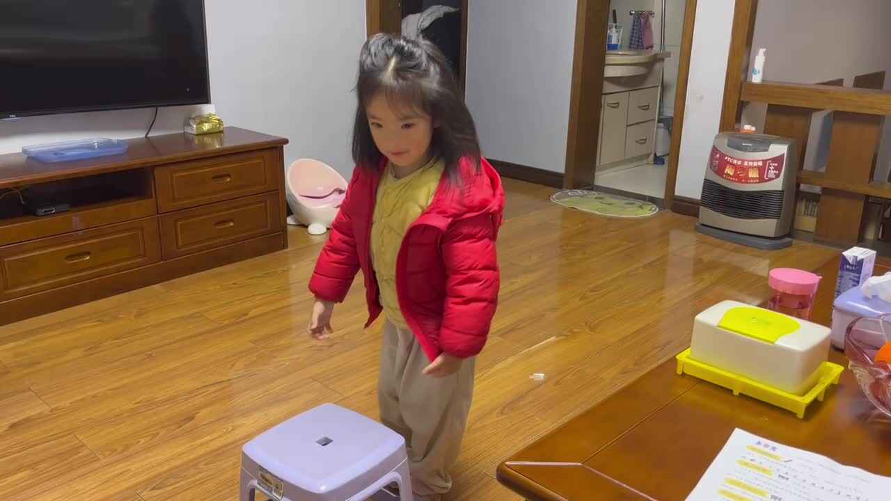 中B班李茵琪练习搬板凳.MOV