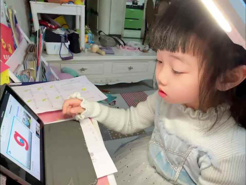 ⁣⁣⁣20240317中B班舒琳芯观看并跟读《uppercase G》和《Lowercase g》视频