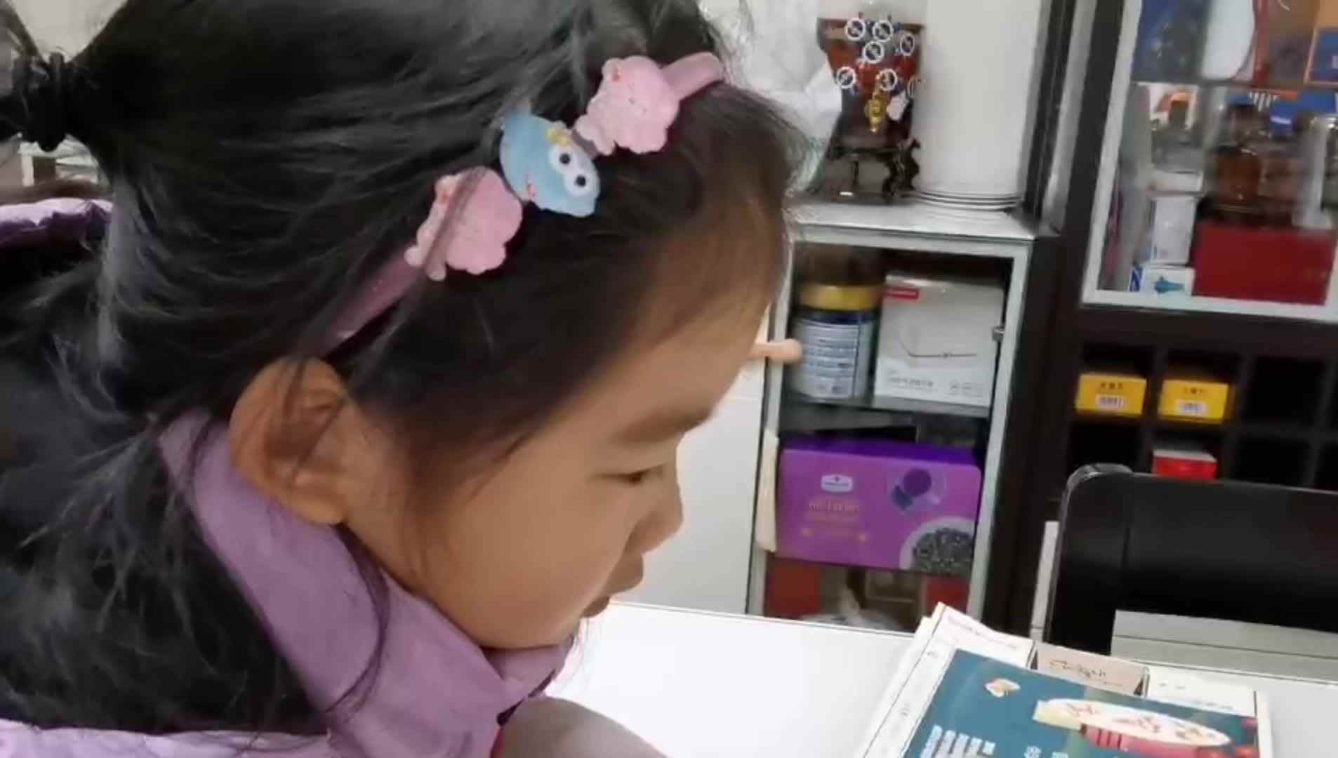 中b班宁汐言观看绘本《Kitten's First Full Mo