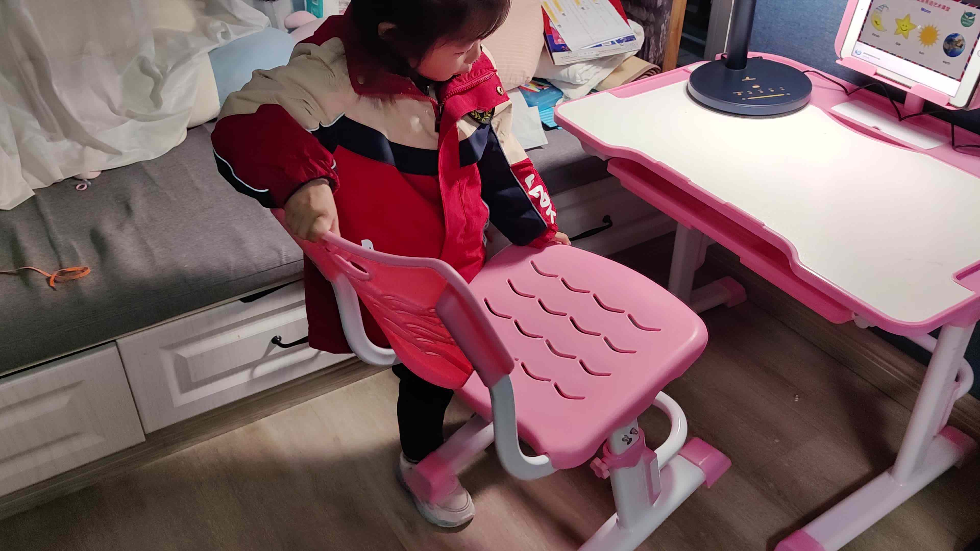 中B班徐子伊端放椅子练习