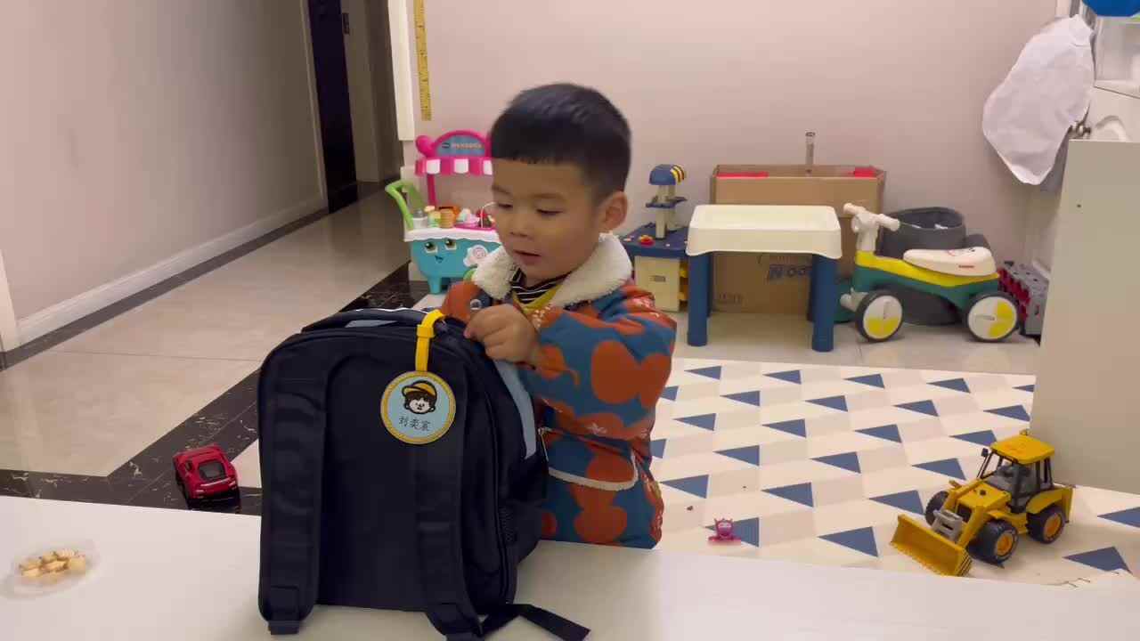 ⁣⁣⁣⁣2024-3-10小A班刘奕宸——《拉书包拉链》.MOV