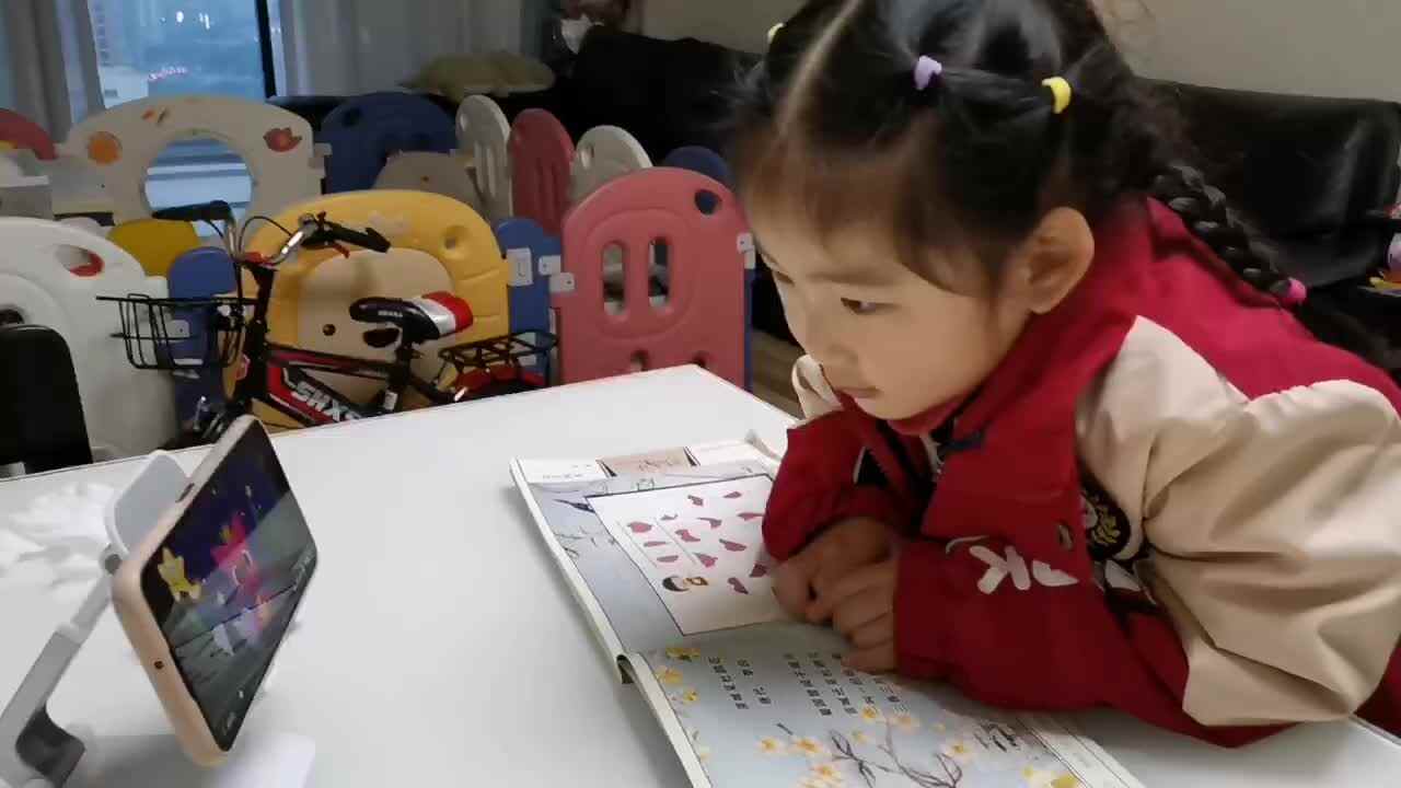中B班宁汐言观看英语视频.mp4