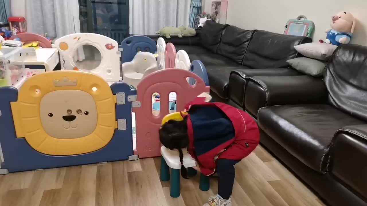 中B班宁汐言练习搬凳子.mp4