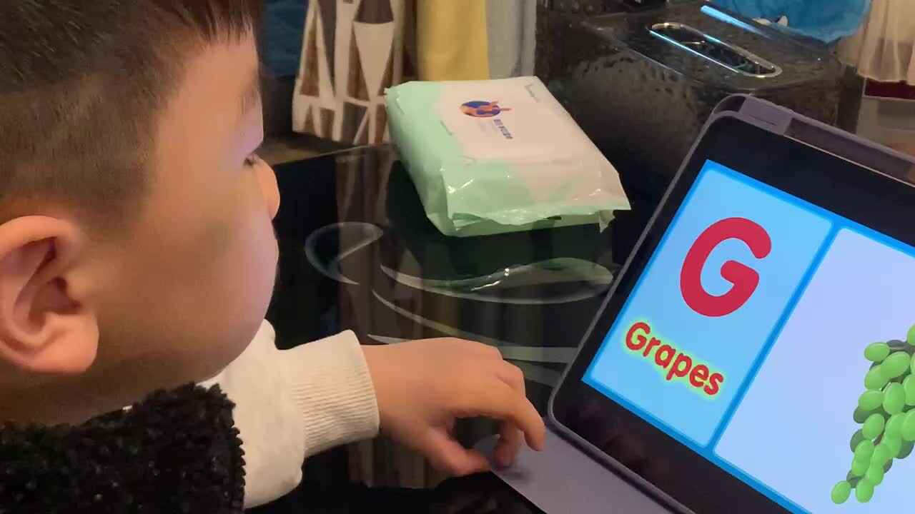 中B班杨育寒观看英语视频跟读