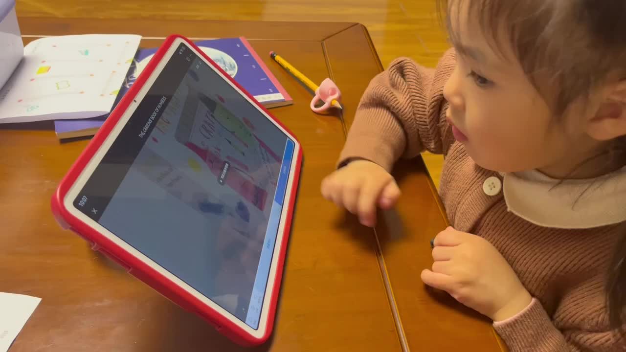 中B班李茵琪观看绘本