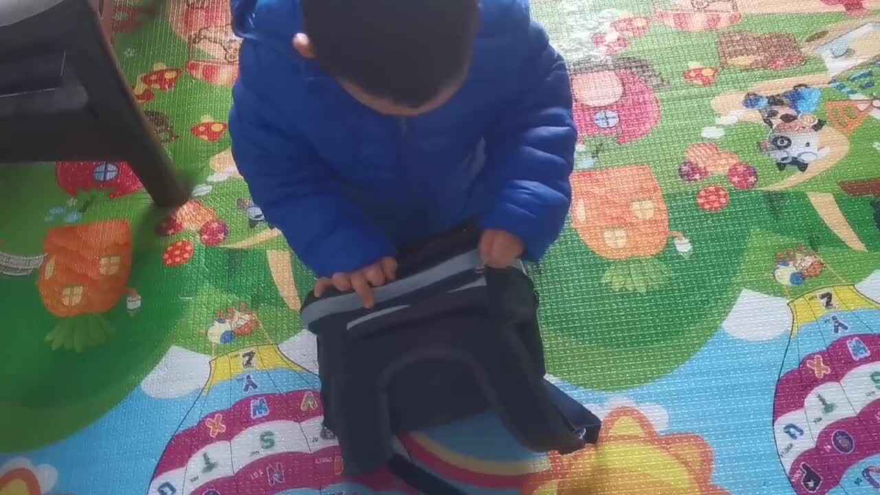 小A班2024.3.7李柯辰-拉书包拉链.mp4