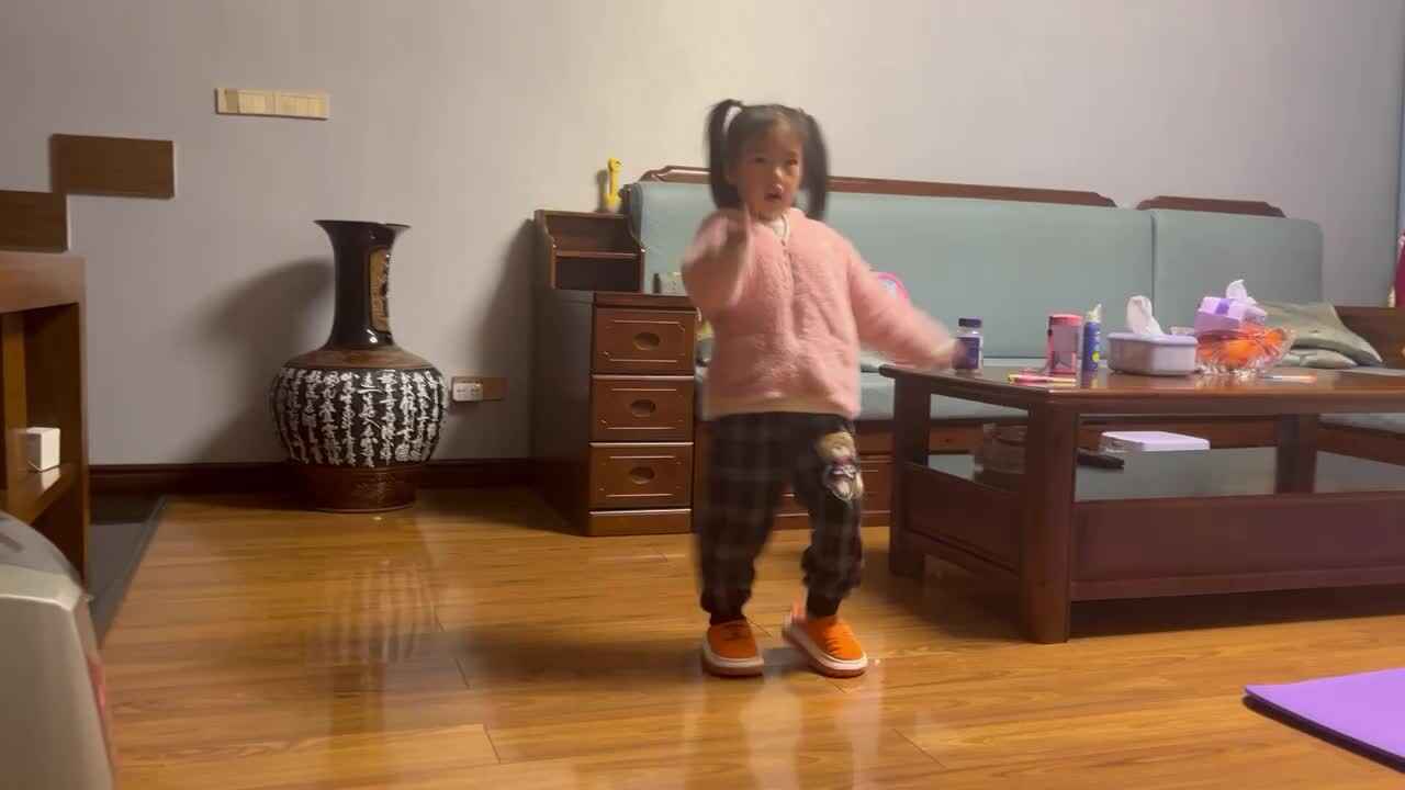 中B班李茵琪练习踏步走.MOV