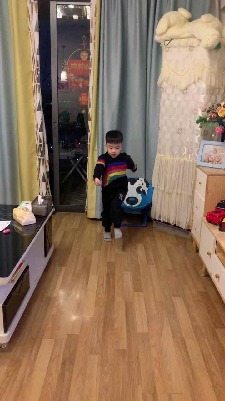 中B班杨育寒练习踏步