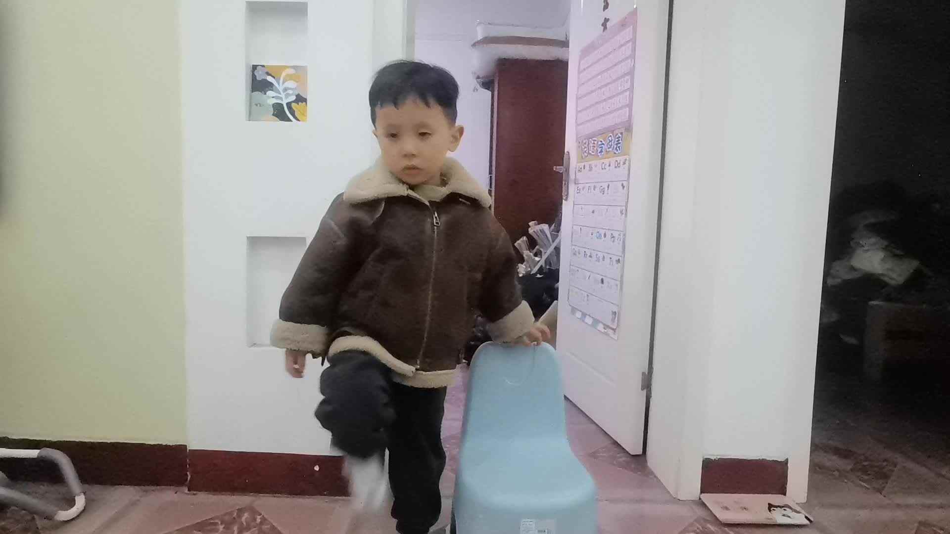 中B班王千与搬凳子训练