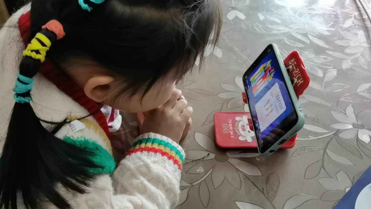 中B班3月15张芷萱观看英语绘本.mp4