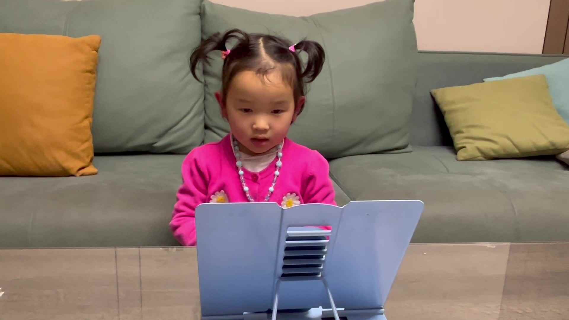 中B班温欣观看，跟读字母歌<Uppercase   G> 2024.03.17.mov