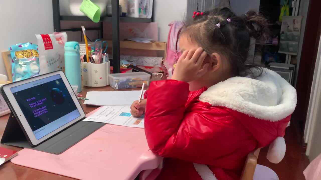 ⁣20240313陈彦兮闯关练习观看英文绘本《我们在这里》