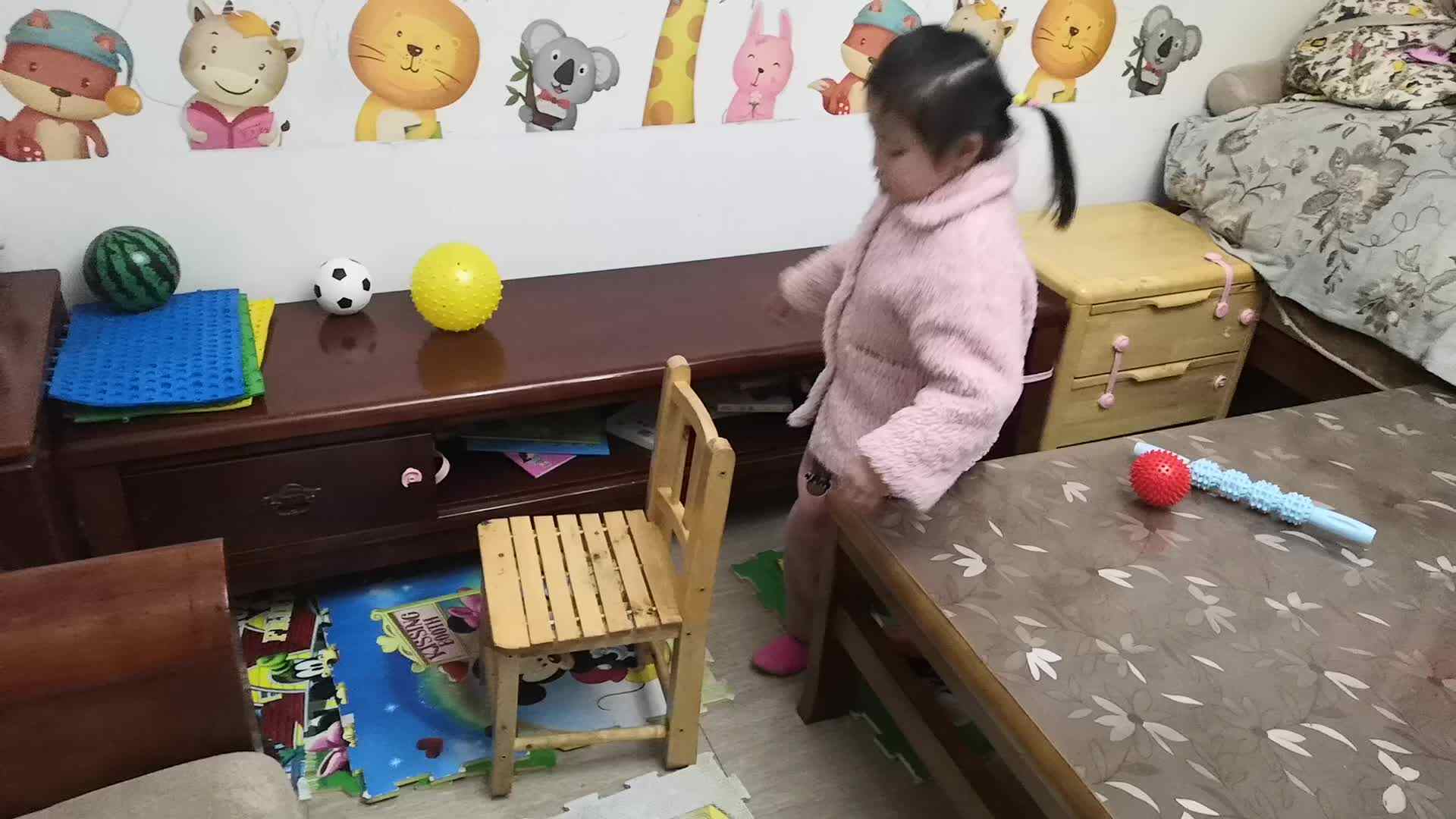 中B班3月5张芷萱练习搬放椅子.mp4