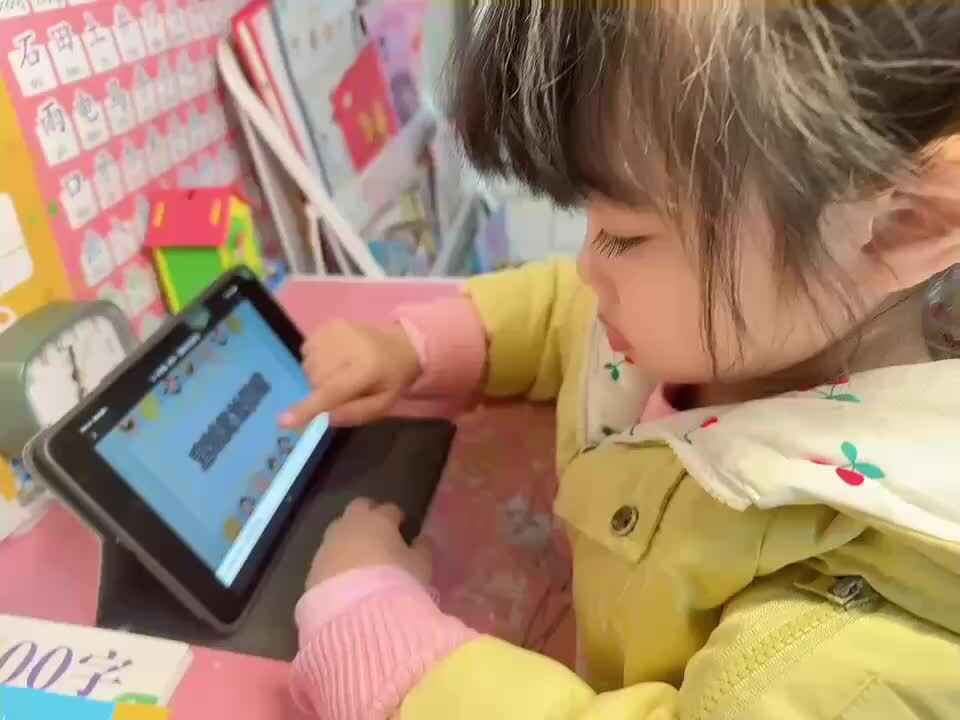 20240309中B班舒琳芯观看古诗视频并⁣⁣指读古诗《宣城见杜鹃花》