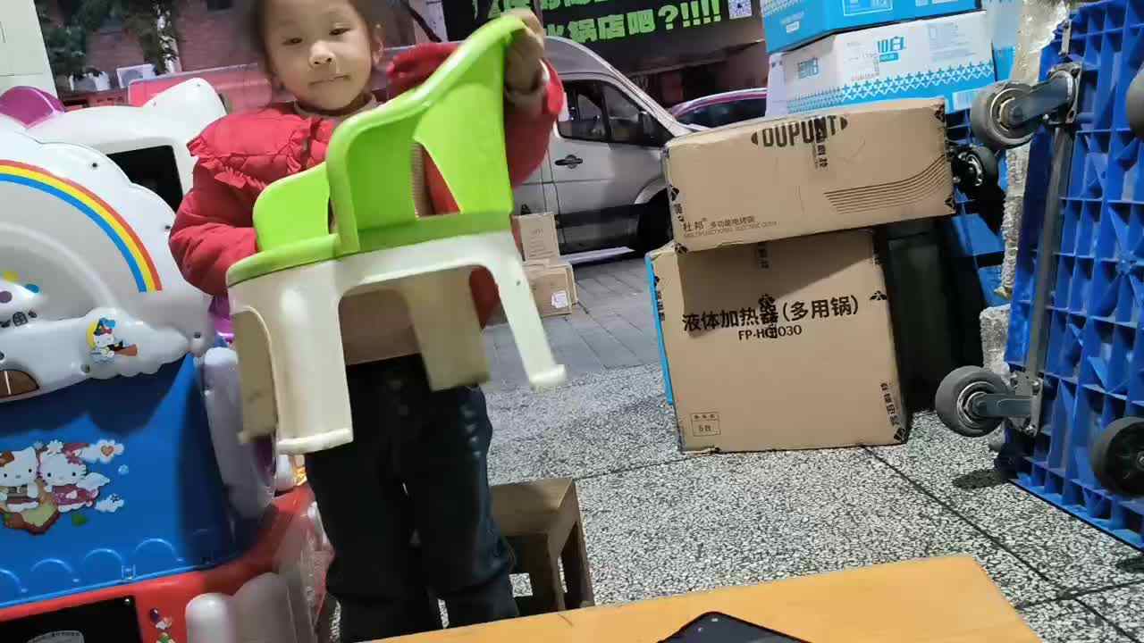 中a班唐依依摆放椅子