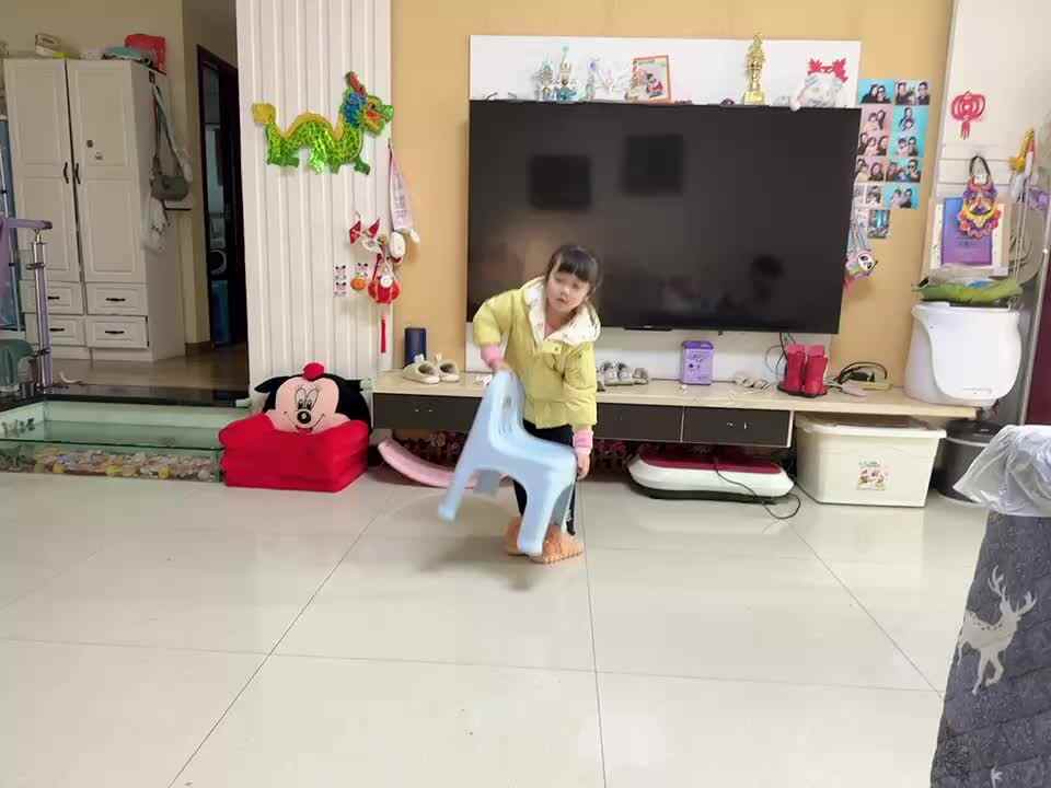 ⁣⁣20240309中B班舒琳芯搬椅子