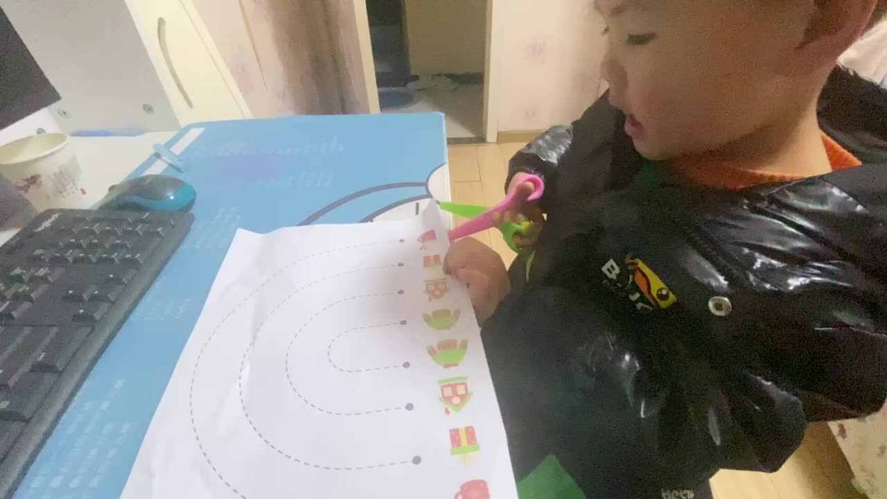 中B班吕子垚练习剪纸20240312.MOV