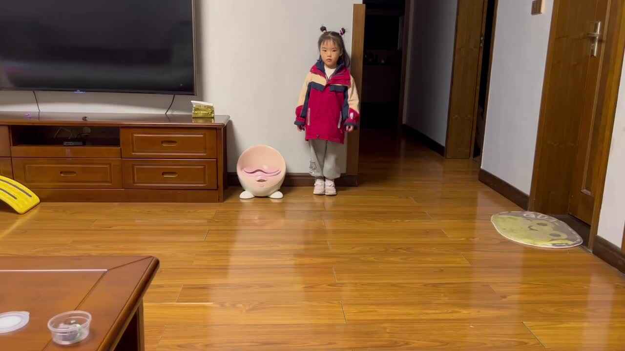 中B班李茵琪练习向前向后踏步走.MOV