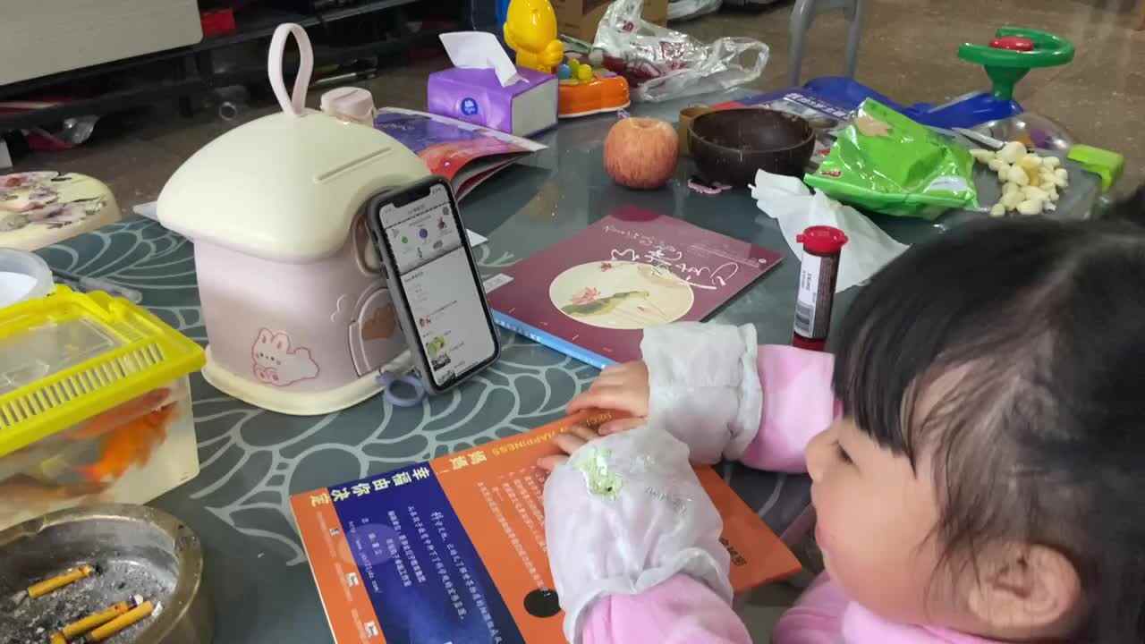 小A班2024.3.17张艺涵《Toys 朗读示范》.MOV