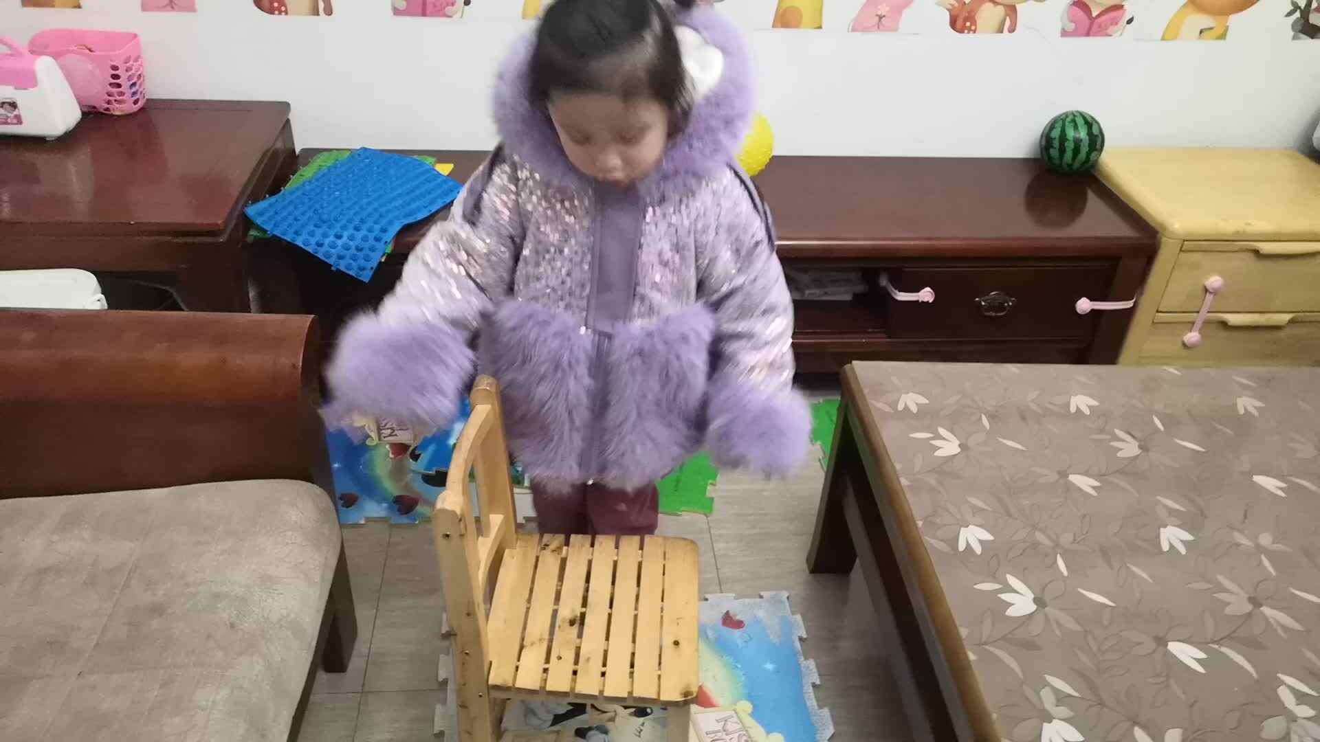 中B班3月6张芷萱练习搬放椅子.mp4