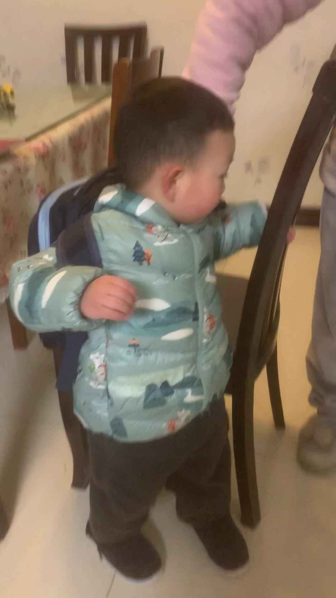 小A班2024.3.1李柯辰背书包.mov