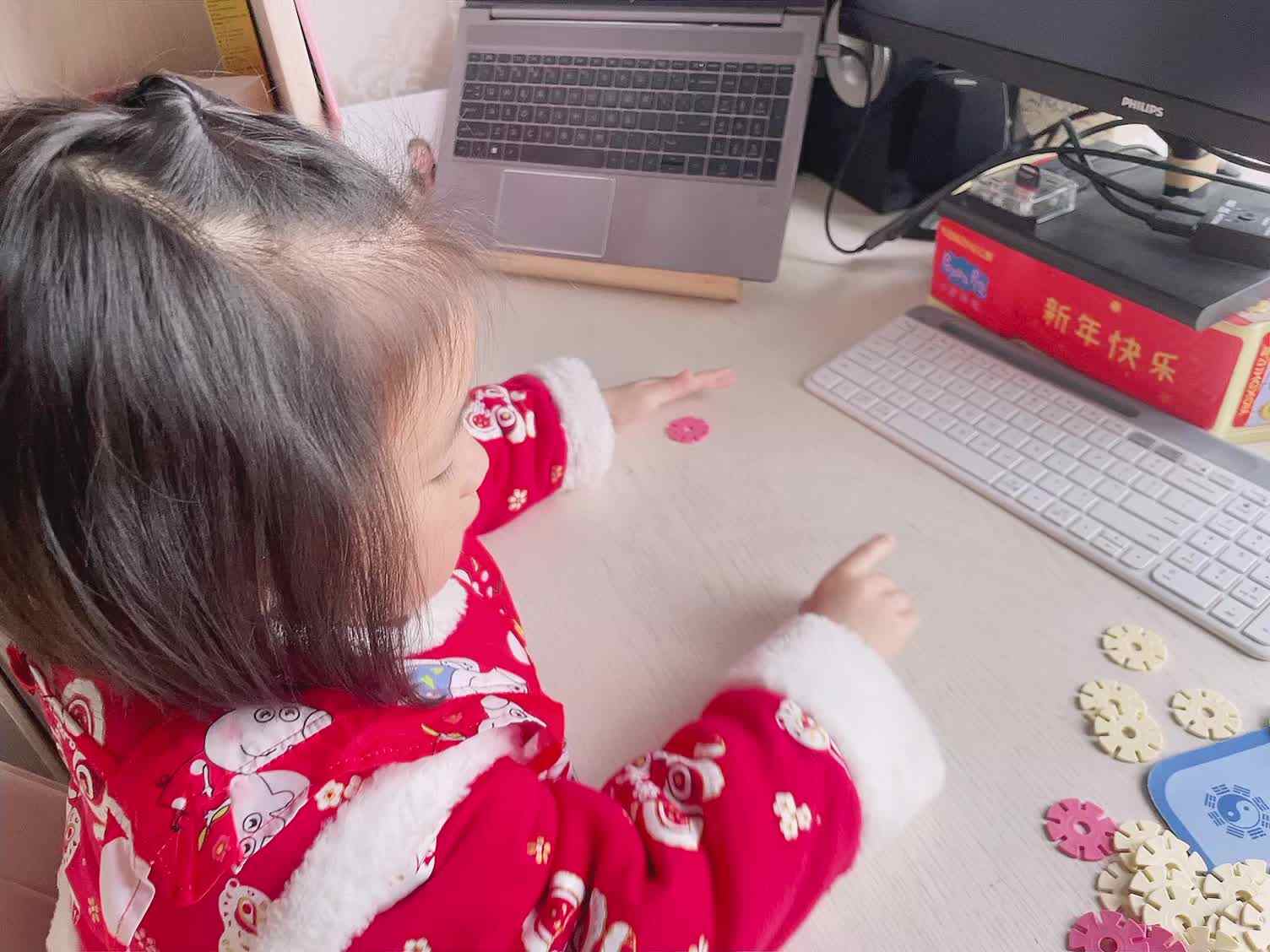 大B班蒲依诺2024.3.10日 (雪花片摆放数字1-10，并区分单双数).mp4