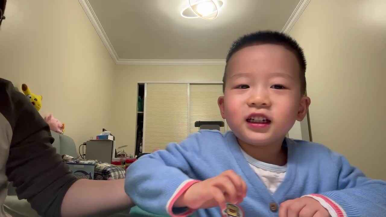 实验小班跳跳指读绘本《穿什么》