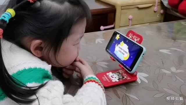 中B班3月8张芷萱跟唱英文儿歌.mp4