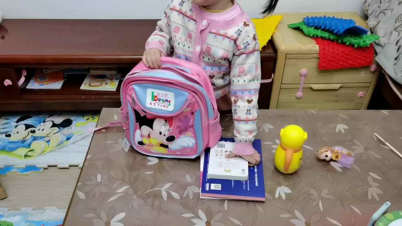 中B班3月1张芷萱练习装书和水杯.mp4