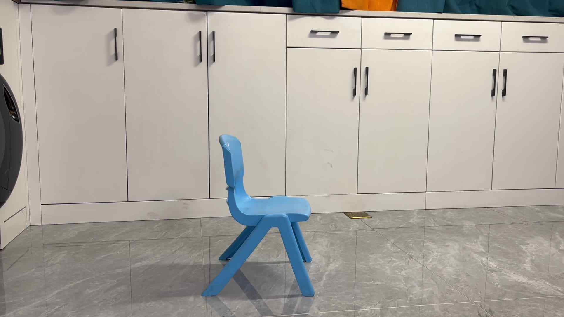 中B班温欣练习搬放板凳 2024.03.10.mov