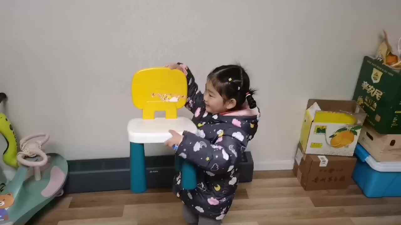 中B班宁汐言练习搬凳子.mp4