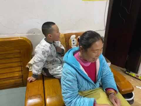 中B班赵芃栎给外婆锤锤背