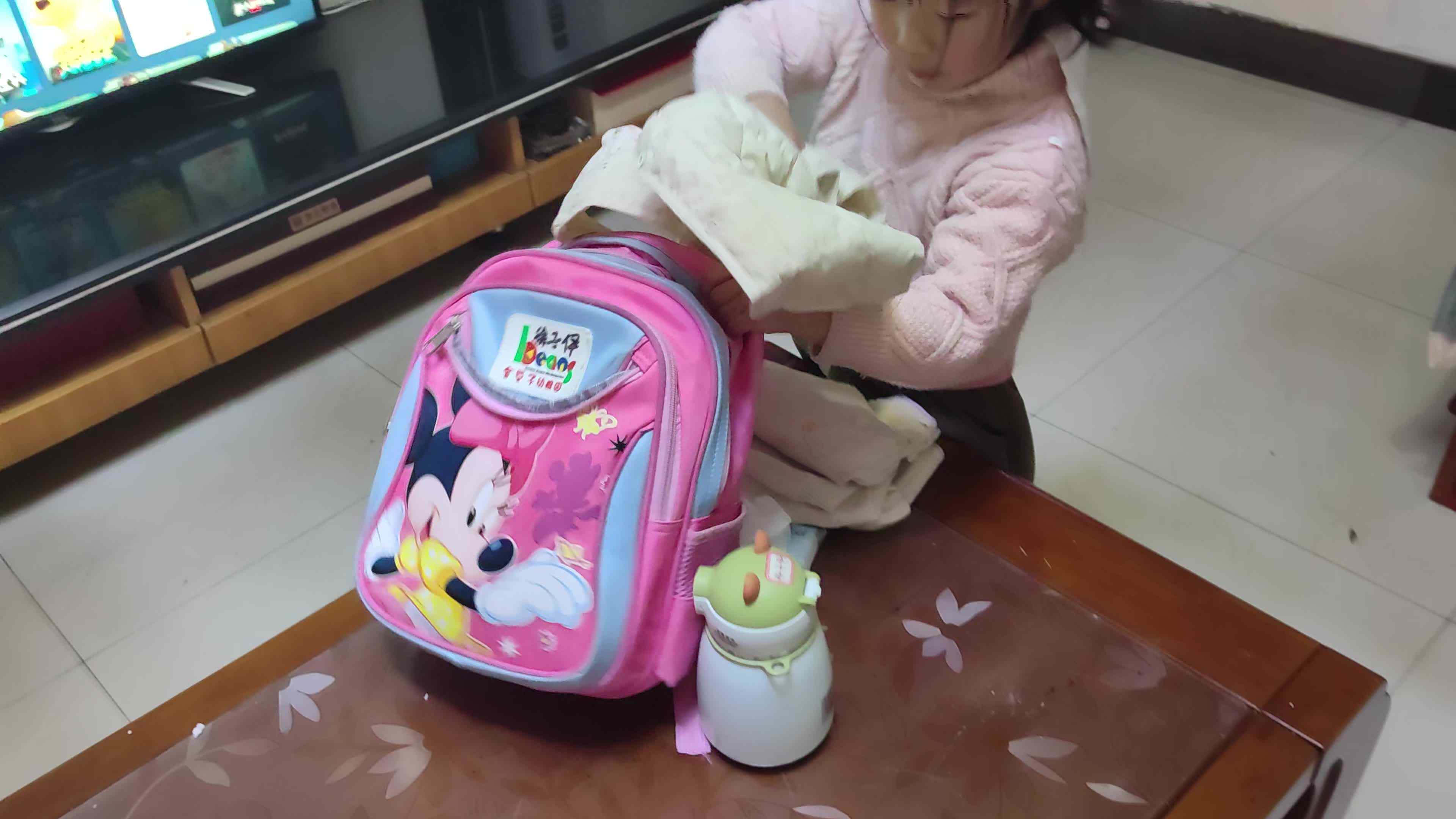 中B班徐子伊整理书包