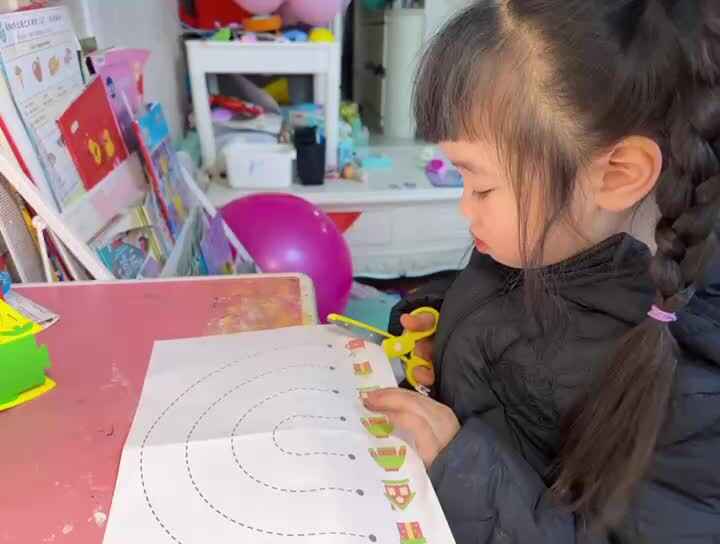 20240312中B班舒琳芯练习用剪刀