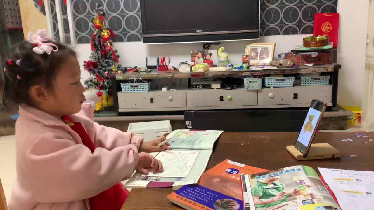 ⁣⁣⁣⁣20240317陈灵兮闯关练习观看英文绘本《TOYS》