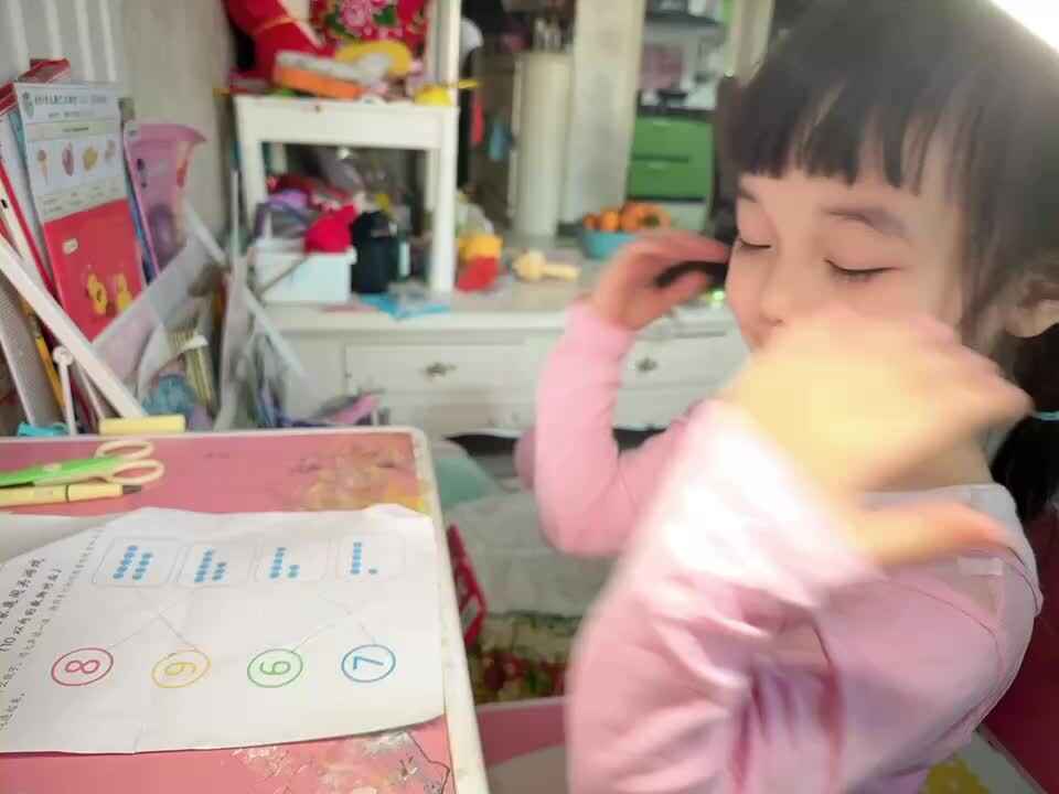 ⁣20240328中B班舒琳芯练习挽袖子