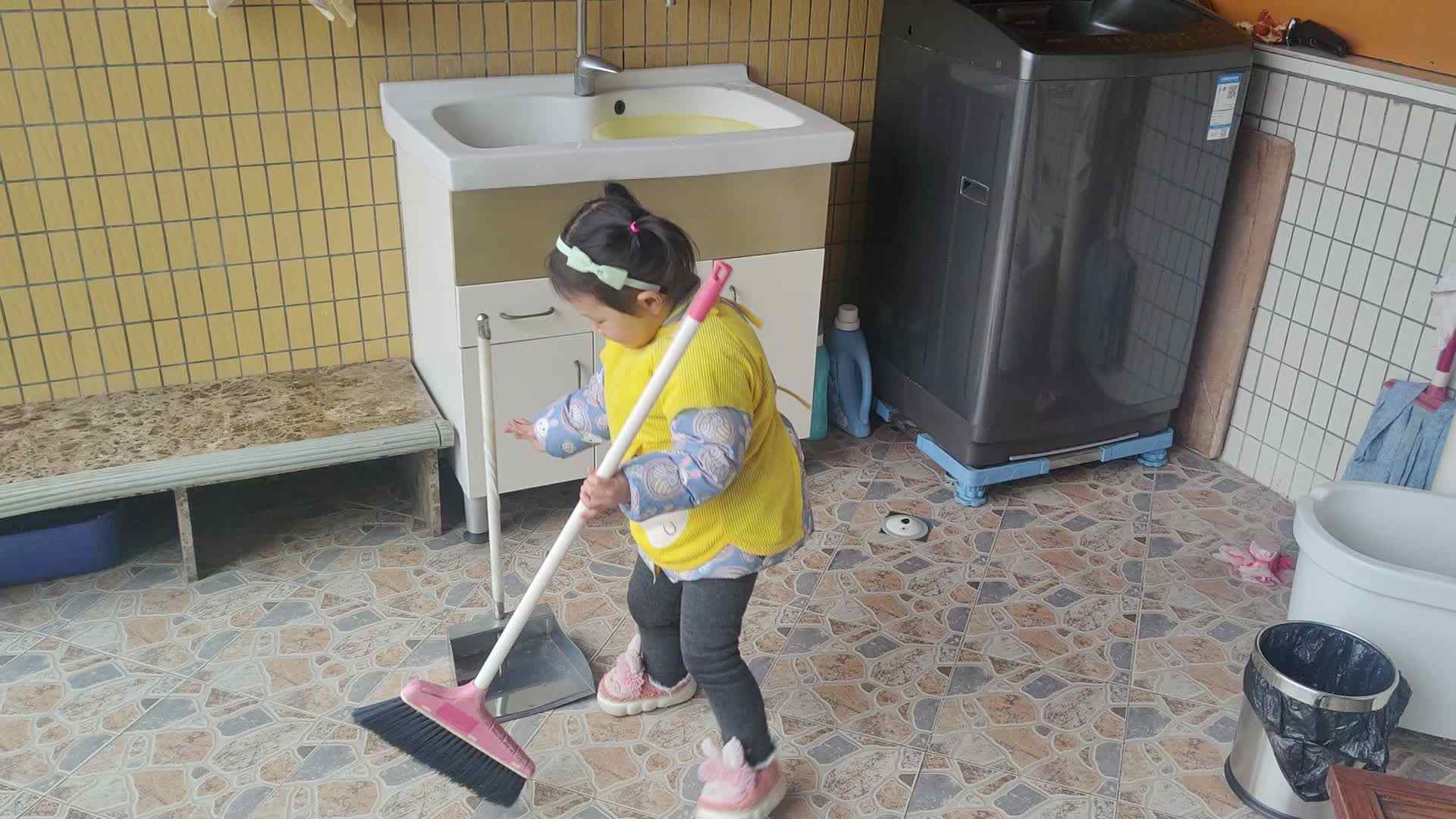 中A班李盈莹  3.8女神节打扫卫生