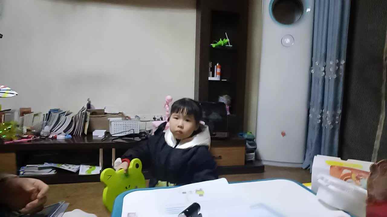 20240307中A于陈昱《端椅子》