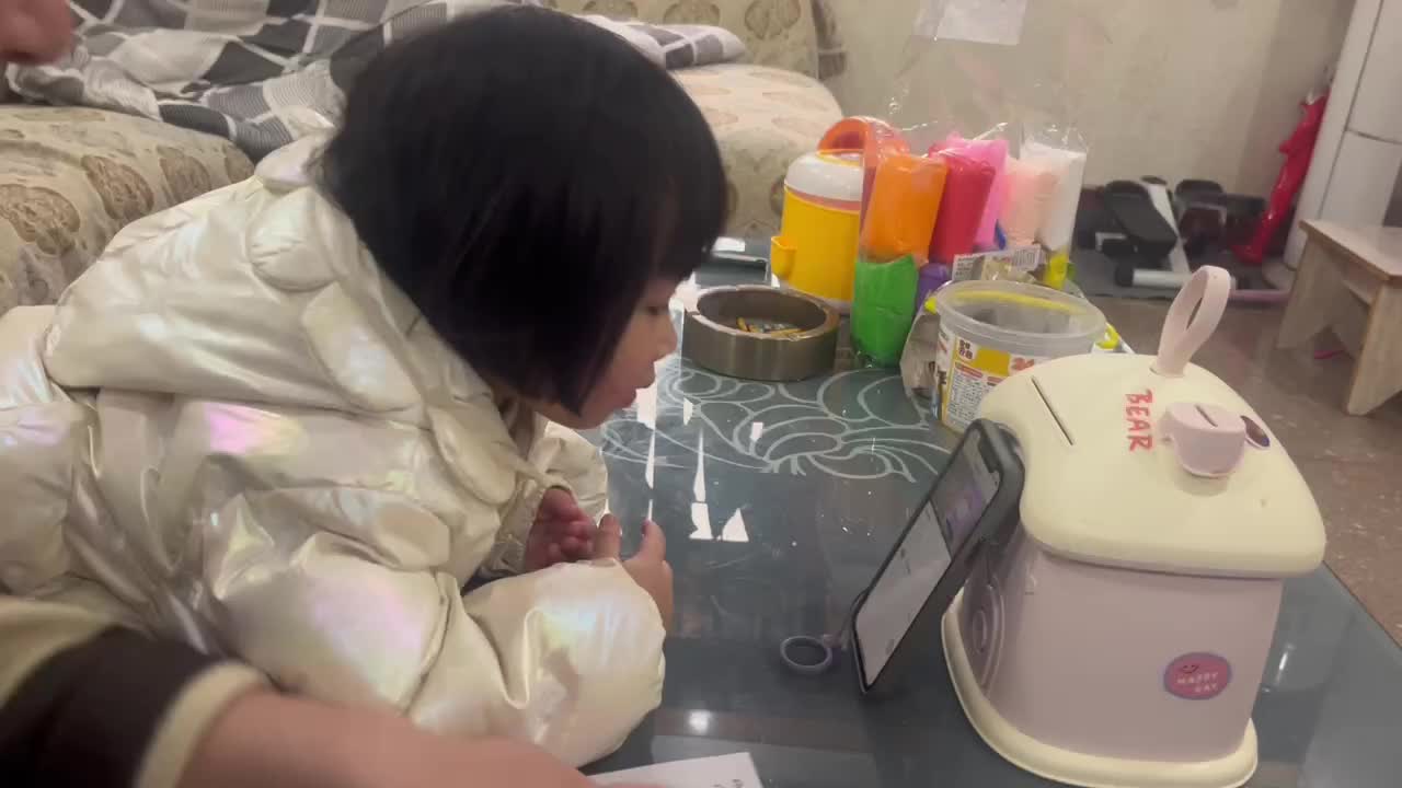 小A班2024.3.6张艺涵阅读绘本《Excuse me！》.MOV