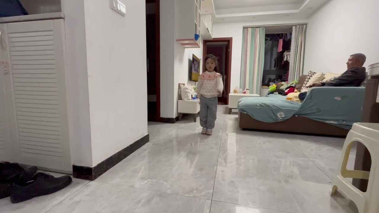 中B班李茵琪练习前后踏步走.MOV