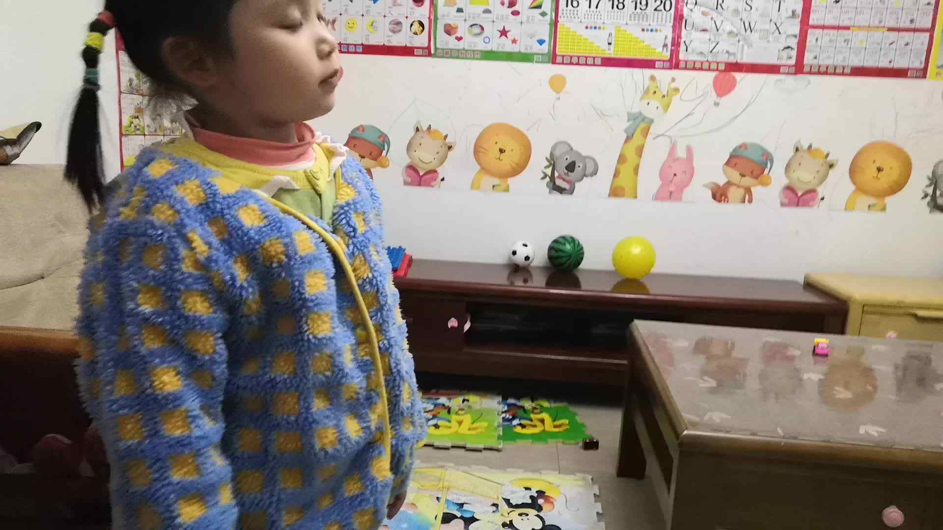 中B班3月14张芷萱练习踏步走.mp4