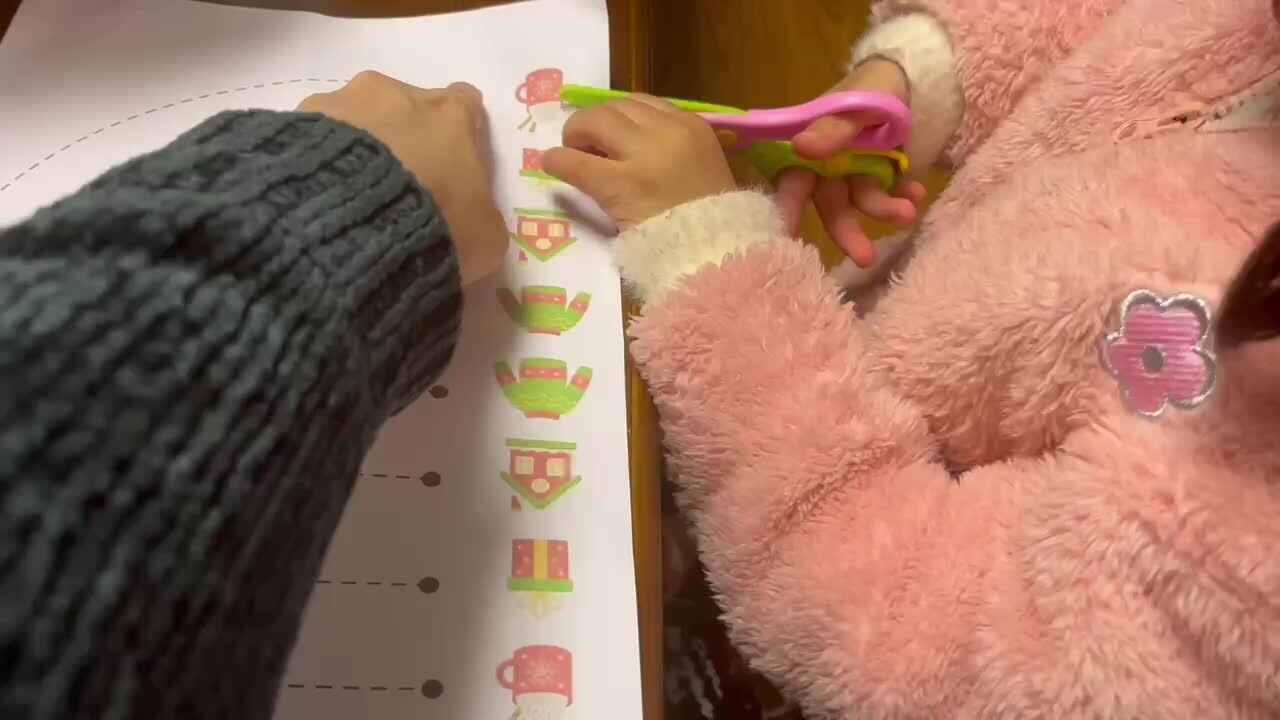 中B班李茵琪练习剪纸.MOV