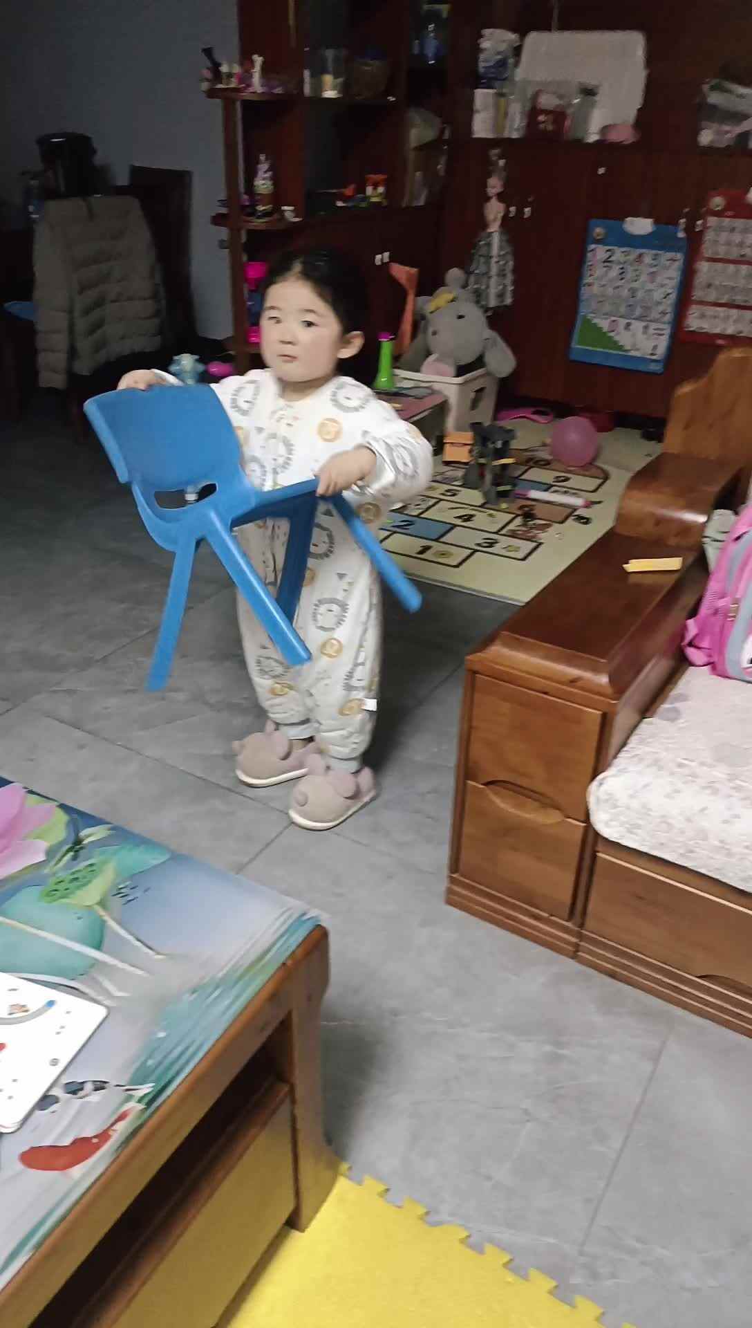 中B班张希悦端凳子